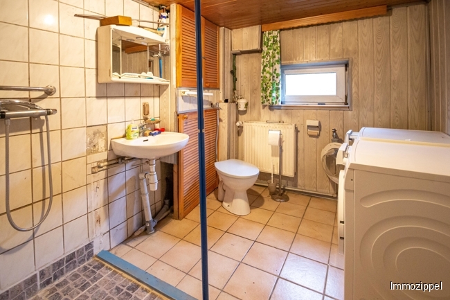 KG Duschbad mit Waschmaschinenstellplatz und WC