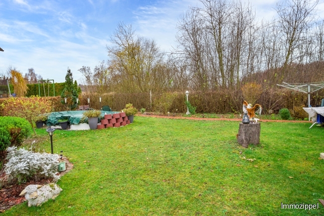 Gartenansicht mit Pool