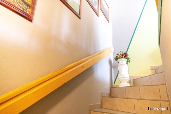 Massive Kellertreppe