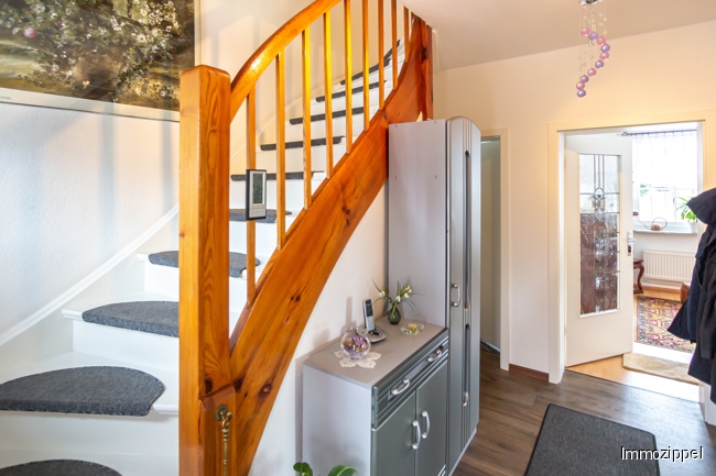 EG Flur mit Treppe zum DG