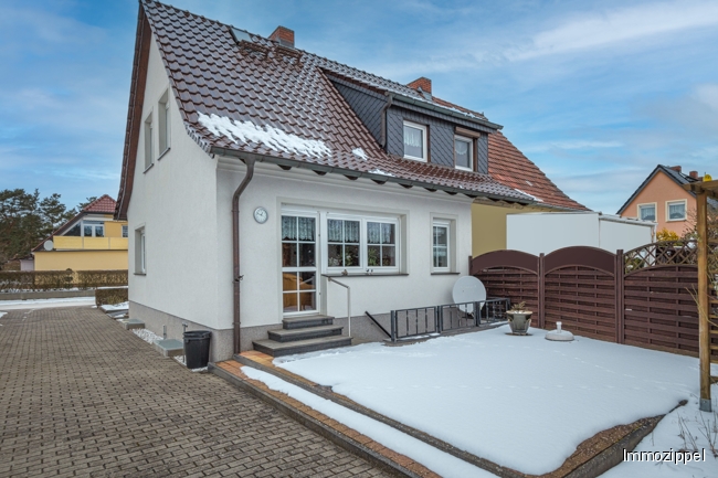 Hausansicht vom Garten mit großer Süd-Terrasse