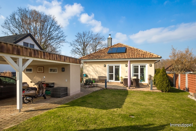 Haus und Doppel-Carport