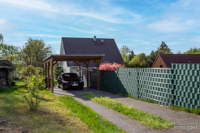 Eigene Zufahrt mit Carport