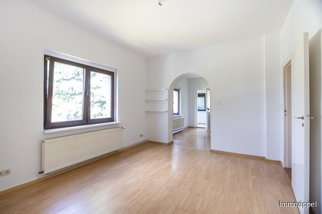 OG Wohnzimmer mit Zugang zur Loggia