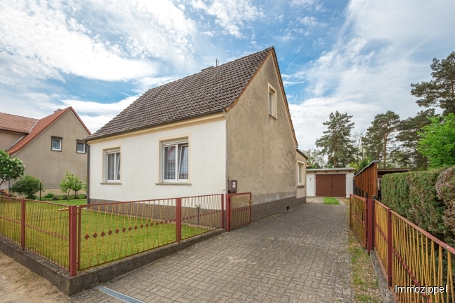 Hausansicht gepflasterter Einfahrt