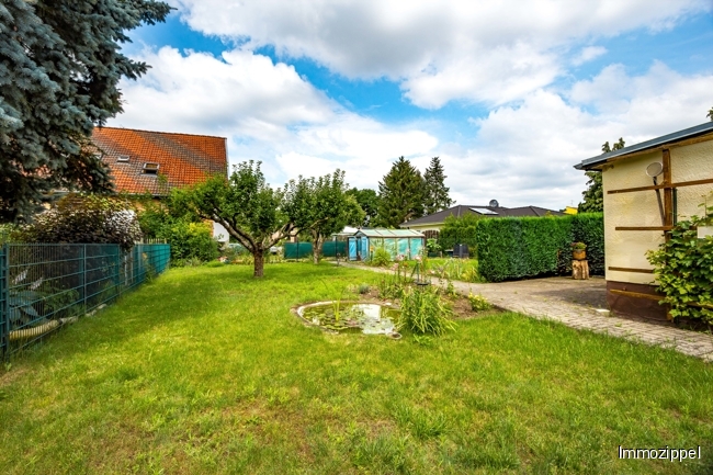 Gartenansicht mit kleinem Fischteich