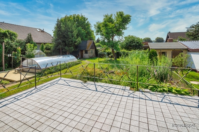 Blick von der Süd-Terrasse in den Garten