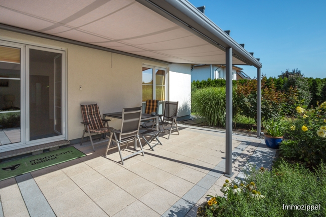 Terrasse mit Klarglasüberdachung und Beschattung