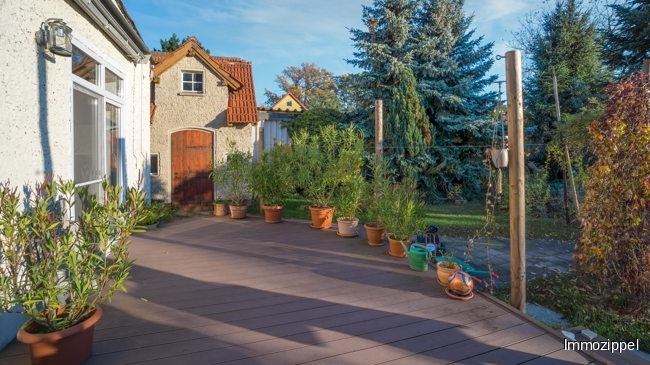 Terrasse und historisches Gerätehaus