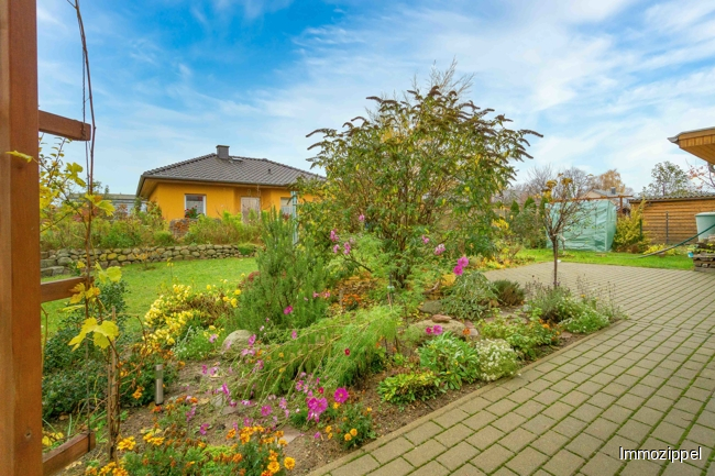 Gepflegte Gartenanlage mit Terrasse