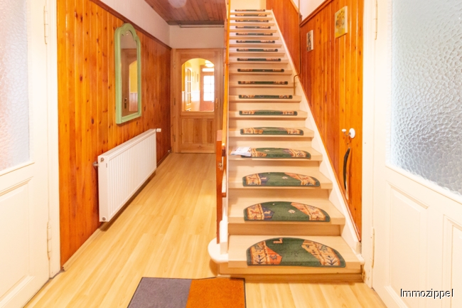 EG Mittelflur mit Treppe zum DG