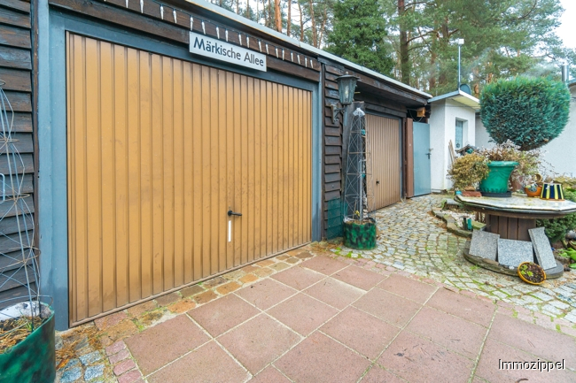 Doppelgarage an der hinteren Grundstücksgrenze