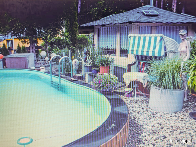 Pool mit Gartenhaus linkes Grundstücksteil