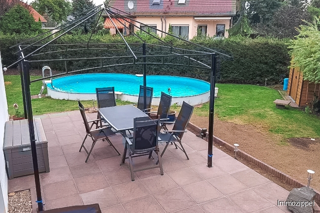 Poolansicht von der Terrasse