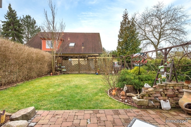 Blick von der Süd-Terrasse in den Garten