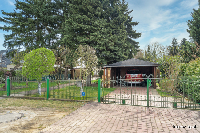 Straßenansicht mit Carport