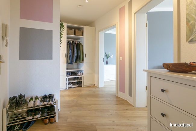 Wohnungs-Eingangsdiele mit Garderobe