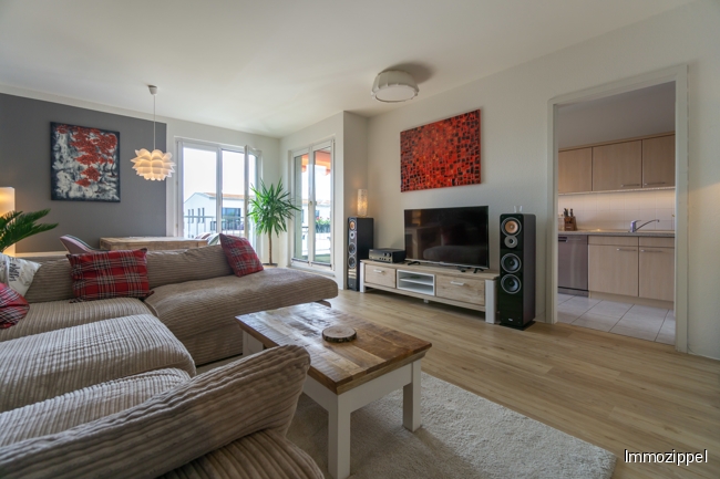 Großes Wohnzimmer mit Zugang zur Loggia