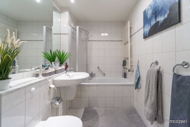 Modernes Wannenbad mit WC