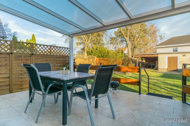 Überdachte Terrasse mit Blick in den Garten