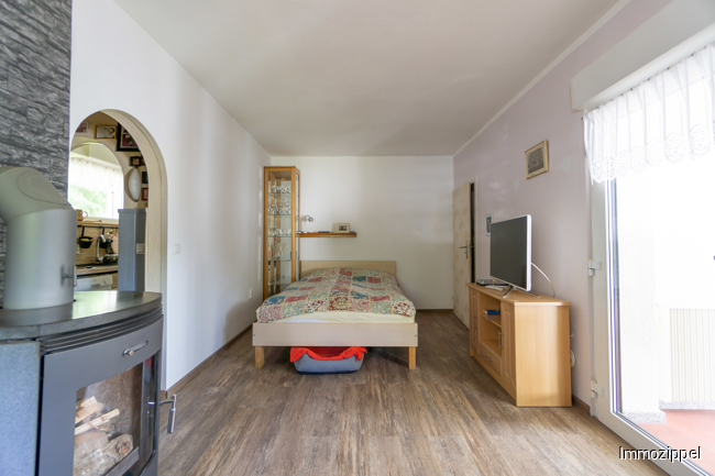 1. Freizeitbungalow - Schlafplatz im Wohnzimmer mit Kaminofen