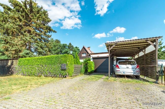 Frontansicht mit Carport