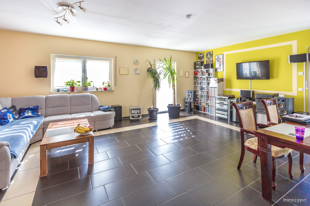 Wohnzimmer mit Terrassentür zur  Südseite