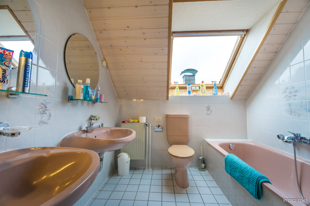 DG Wannenbad mit WC und Waschbecken