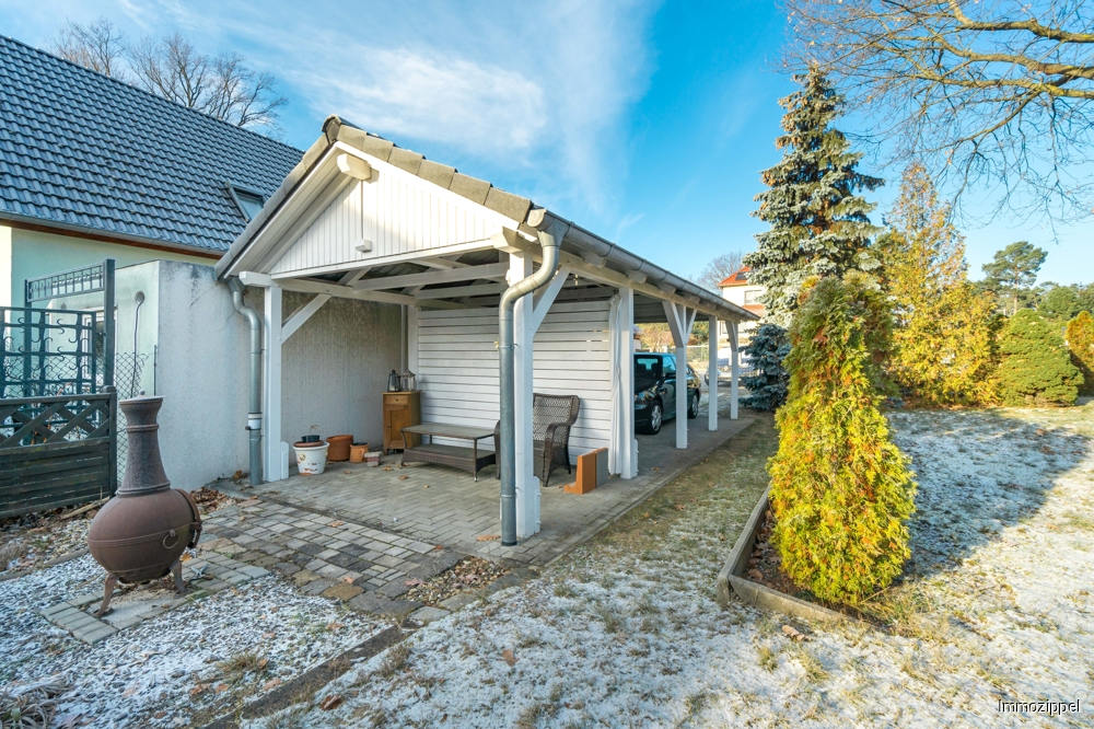 Carport mit gepflastertem Zufahrtsweg