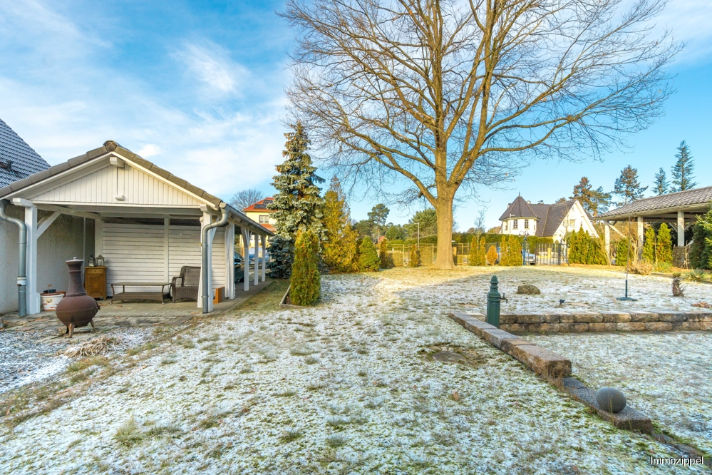 Gartenansicht zur Straßenseite