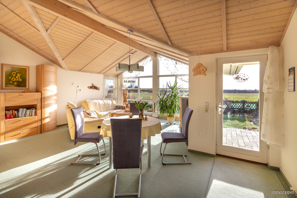 Wohn-, Essbereich mit offener Decke und Naturblick