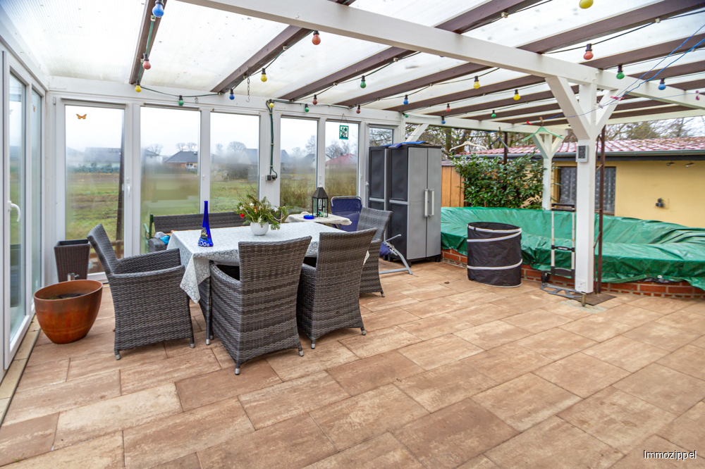 Große überdachte Terrasse mit Pool