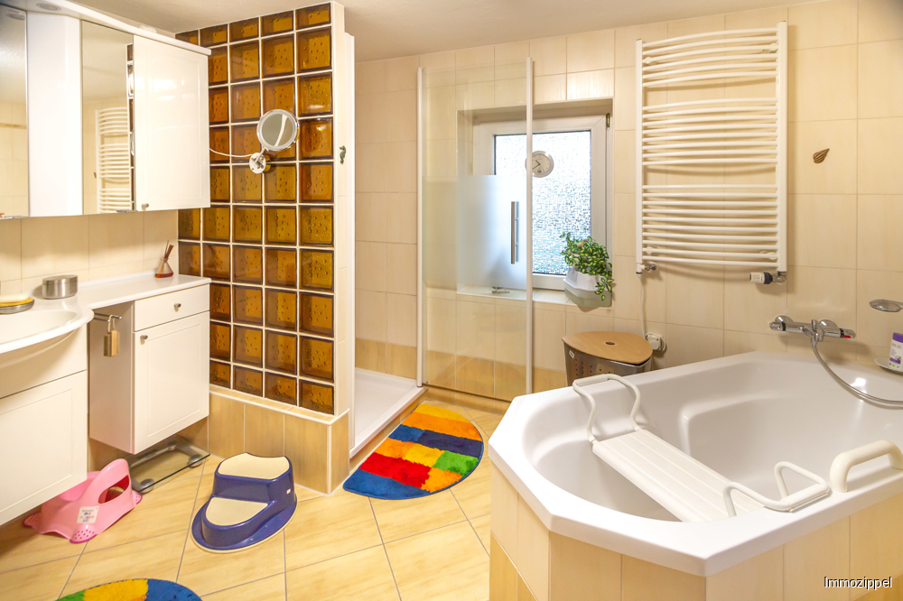 EG Wannen-, Duschbad mit WB und WC