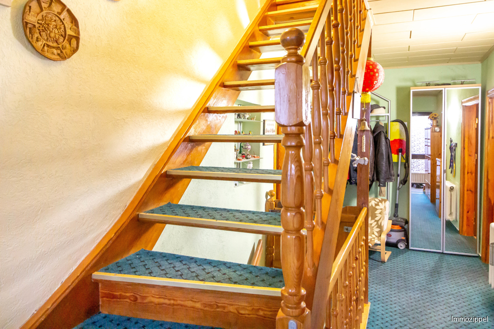 EG Mittelflur mit Treppe zum DG