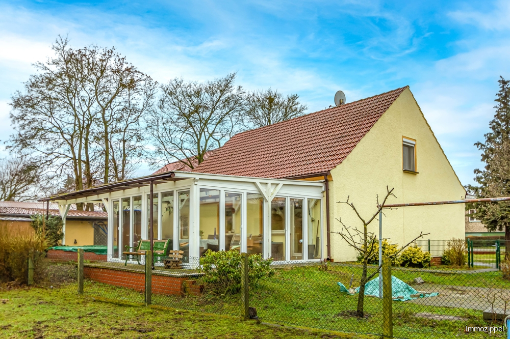 Hausansicht mit überdachter Terrasse