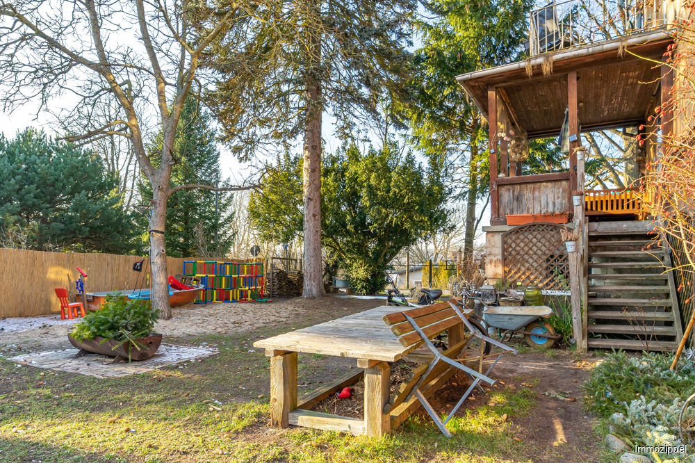 Seitliche Terrasse mit Balkon