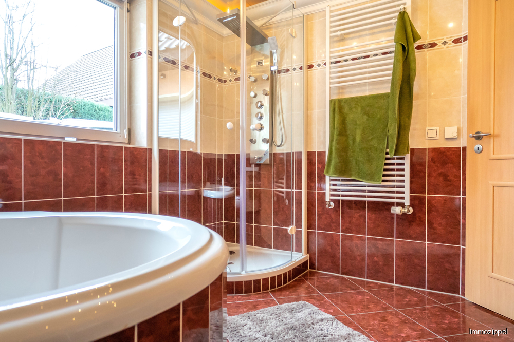 EG Modernes Wannen-, Duschbad