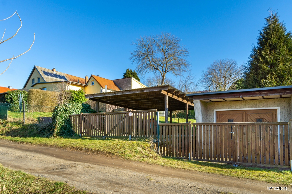 Zufahrt zu Carport und Garage