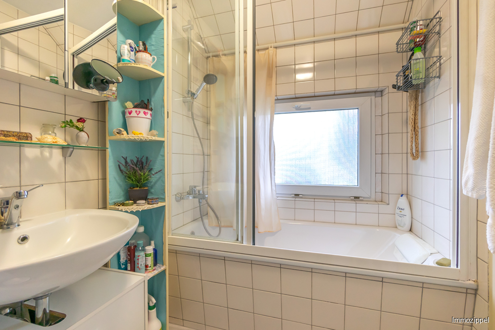 Duschbad mit WC, Waschbecken, Waschmaschinenstellplatz, Gastherme Ansicht 2