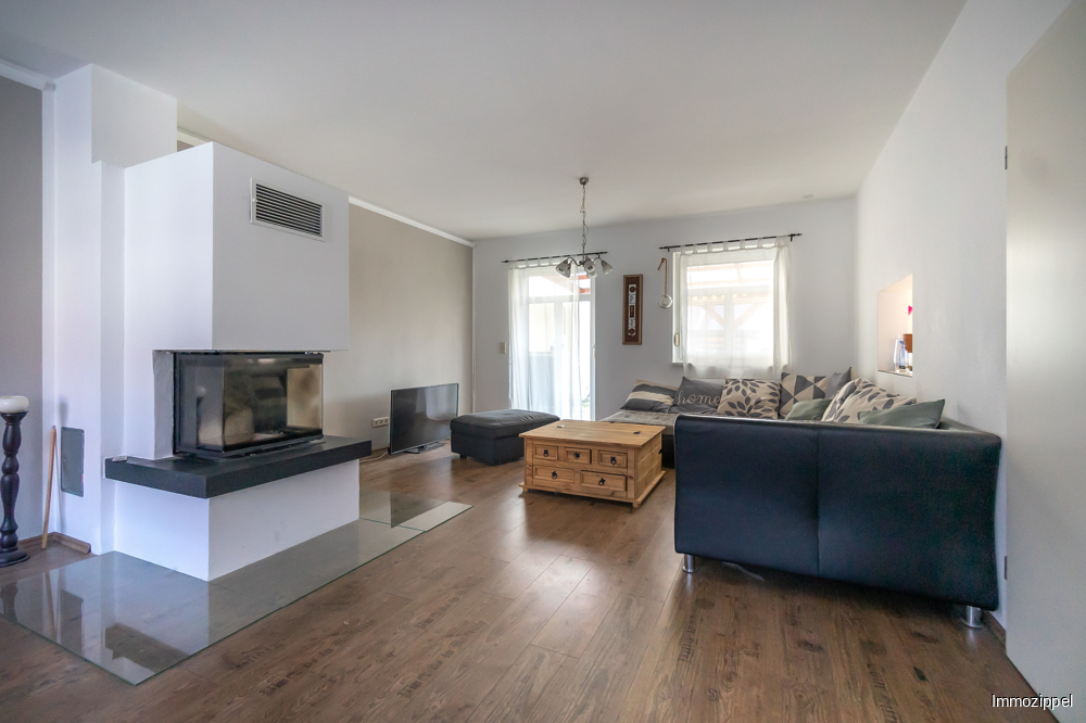 EG Wohn- und Esszimmer mit Kamin Ansicht 1