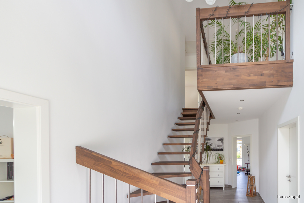 EG Eingangsdiele mit Treppe zur Galerie im OG