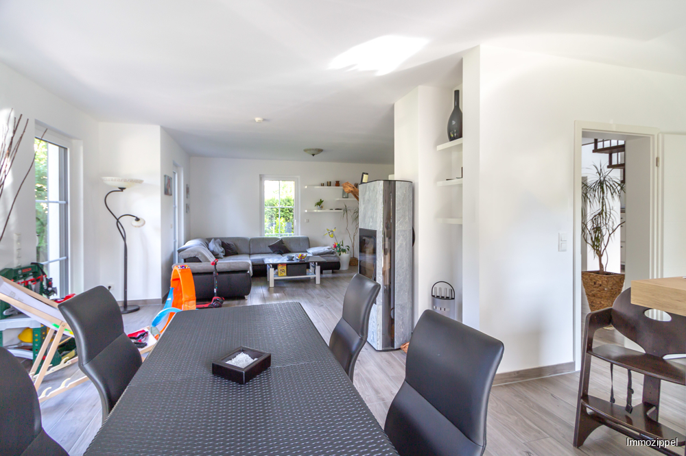 EG Wohnzimmer mit bodentiefen Fenstern und Terrassentüren