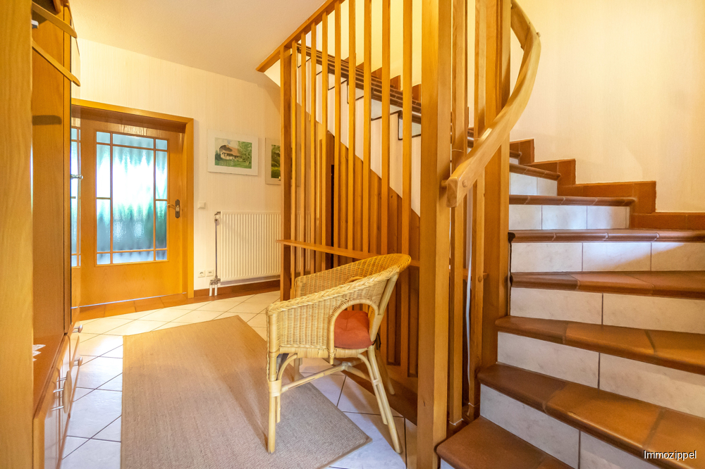 EG Eingangsdiele mit Treppe zum DG