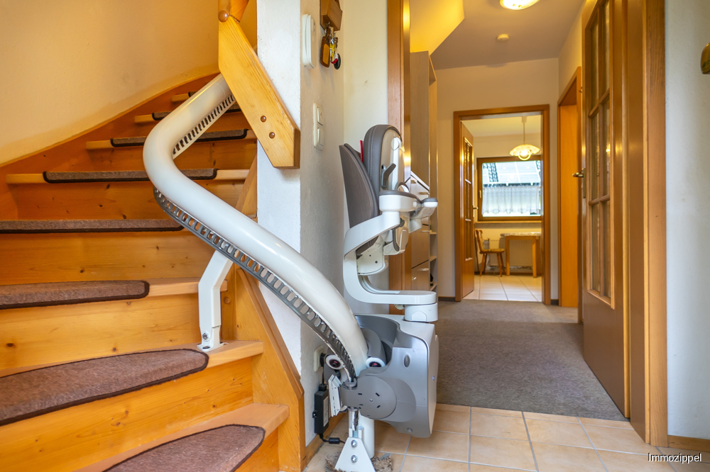 EG Eingangsflur mit Treppe zum DG