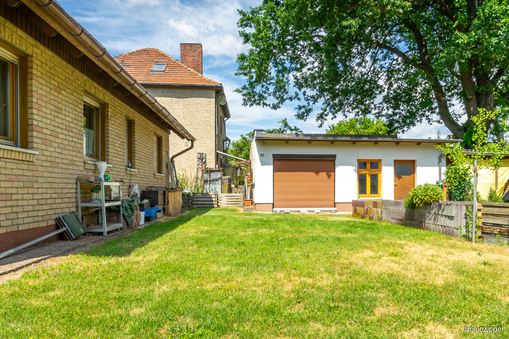 Gartenansicht mit Nebengebäude