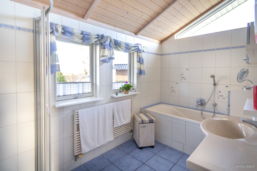 Masterbad mit Wanne und Dusche direkt am Schlafzimmer