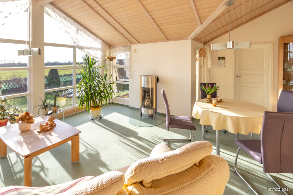 Wohn-, Esszimmer mit Panoramafenster