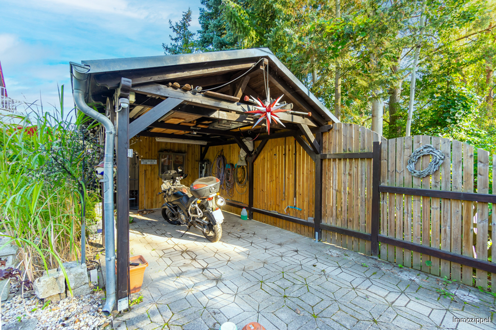 Gepflasterterte Einfahrt mit Carport