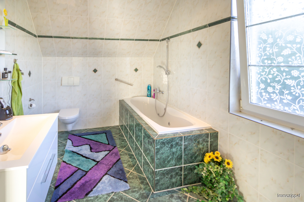 DG Wannenbad mit Waschbecken und WC