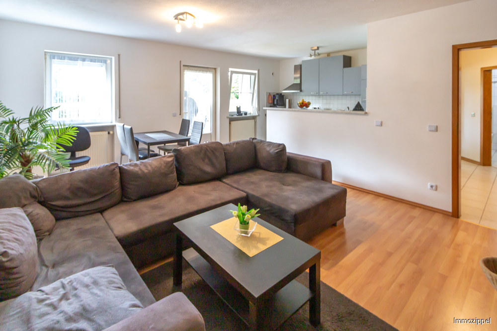 Wohnzimmer mit Ausgang zur Süd-Terrasse